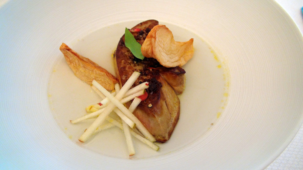 Foie gras de canard des Landes poêlé, consommé de pomme verte et verveine