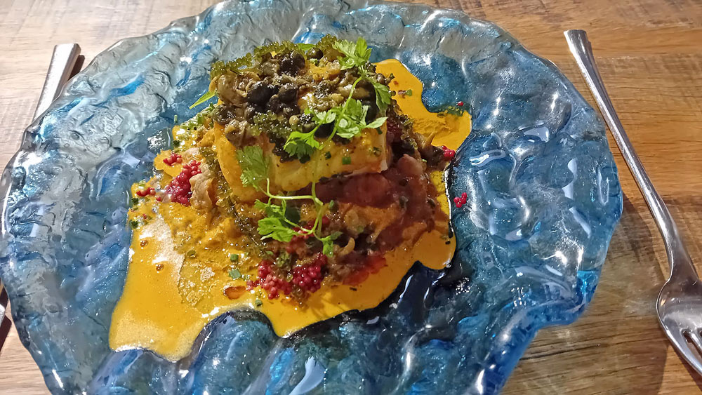 Lotte bretonne aux coques et curry, aubergine et pois chiches, raisins de mer, compotée d’aubergine et pois chiche au jus de soja …