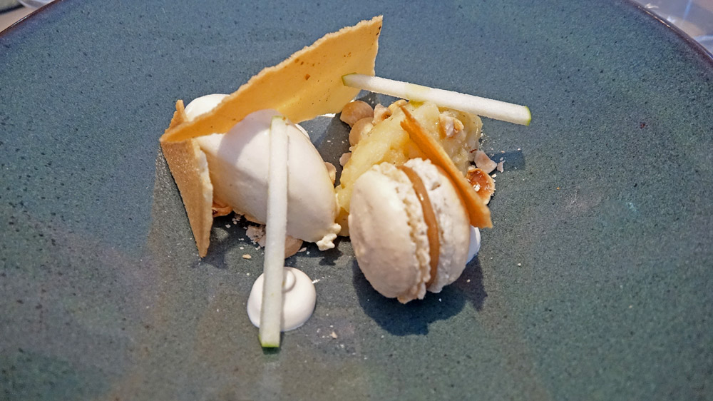 Pommes Cox, macaron au café, crème crue et glace infusion noisettes !