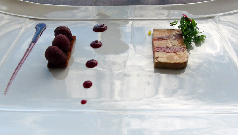 Pressé de foie gras poêlé et saumon fumé par nos soins,  quelques poires au vin d’hypocras
