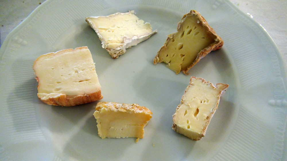 Maroilles fermier au lait cru, Livarot avec laîches, Langres, Brillat-Savarin et Camembert
