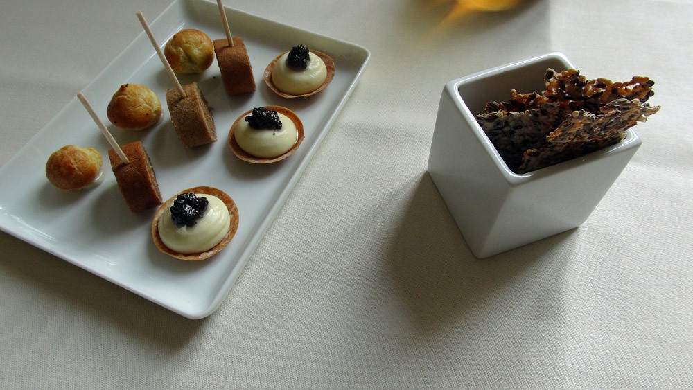 Amuse-bouche : Tartelette au chocolat blanc et brisures de truffe - Galette de sarrasin à la rillette de Tours - Chouquette au chèvre -  Tuile aux graines de sésame parfumée au vinaigre balsamique
