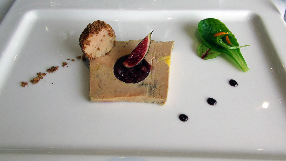 Le foie gras de canard cuit en terrine, chutney de figue, caramel aux épices