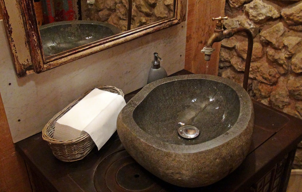 L'ensemble robinet/lavabo montés sur une cuisinière