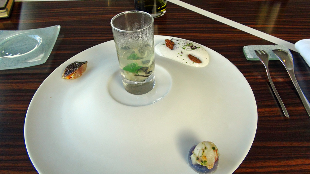 Amuse-bouche : Huitre de Paimpol et bouillon de coriandre - Maquereau mariné grillé - Pomme de terre et tartare de St Jacques au Bellotta - Petite mousse au lait ribot, algue et galette de blé noir