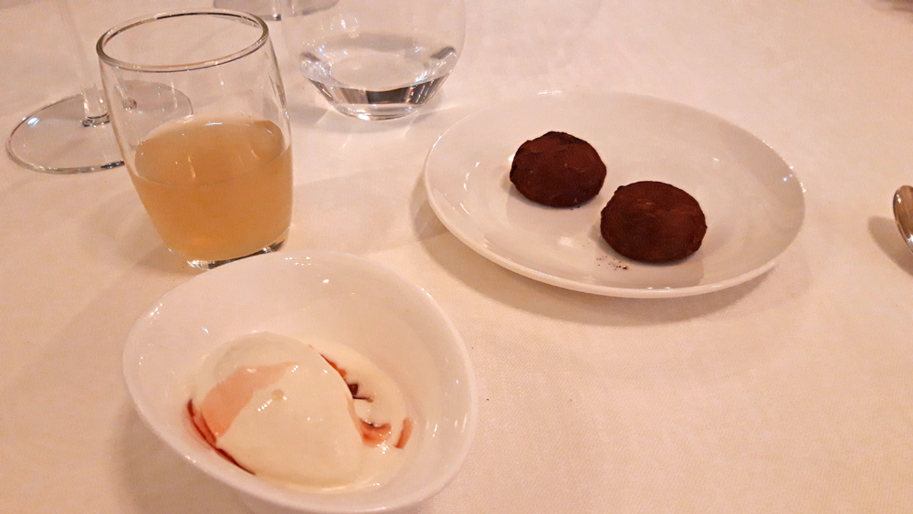 Sorbet feuille de figuier, coulis à la fraise et compote de prunes - Truffe épicée au chocolat - Infusion thé menthe/verveine, pointe de citron et myrte