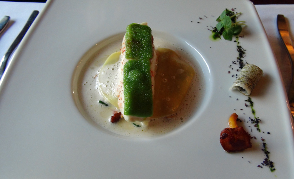 Dos de cabillaud en croûte végétale, lasagne de coquillages et tomates fraîches