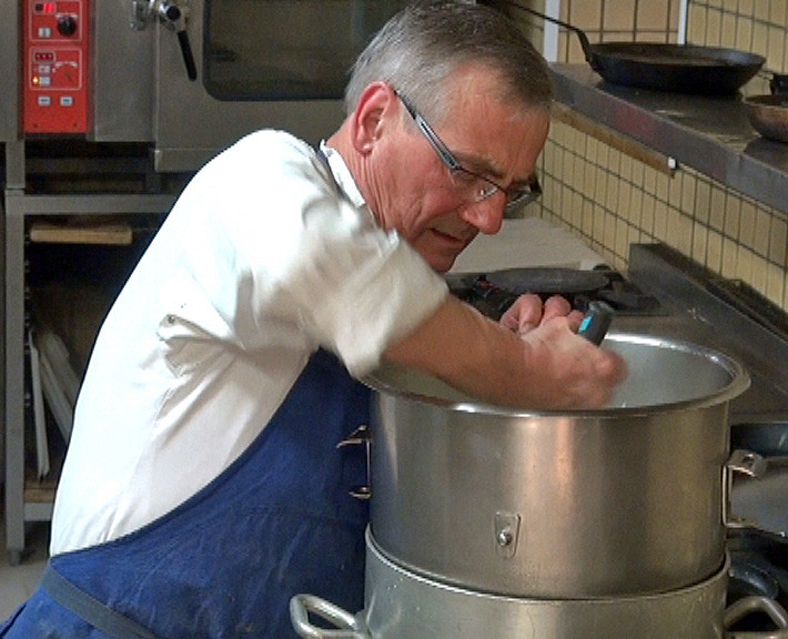 Jacky "touille" sa purée à l'huile d'olive