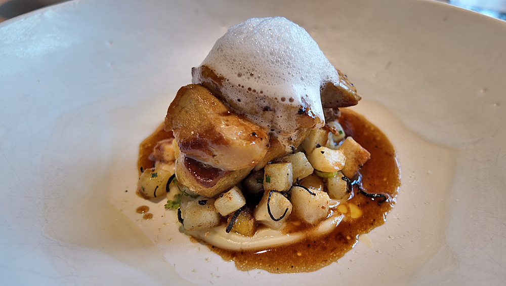 Foie gras rôti/pulpe de céleri au beurre noisette/céleri et condiment, jus de viande truffé