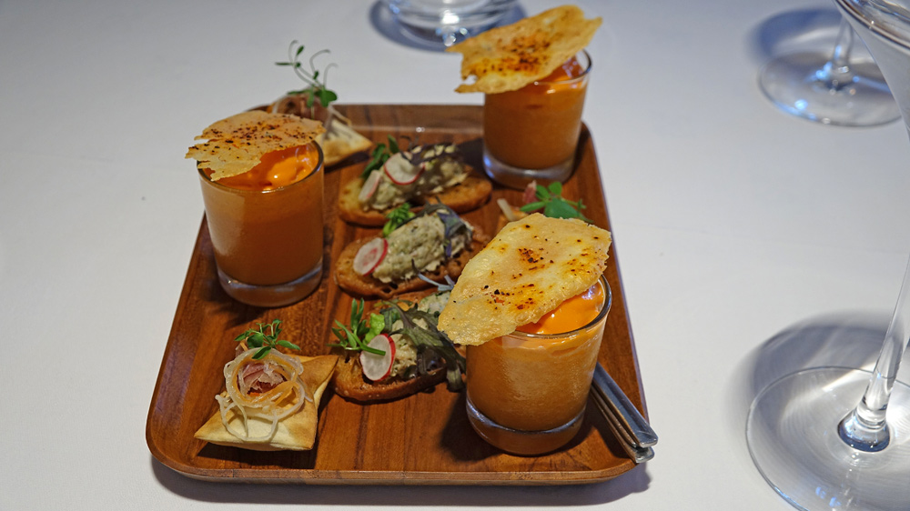 Amuse-bouche : Coussin à l’origan, jambon fumé et séché du Petit Vatel – Gaspacho de melon et vieux Pommeau, émulsion poivron – Rillettes de haddock, combava et émulsion petits pois.