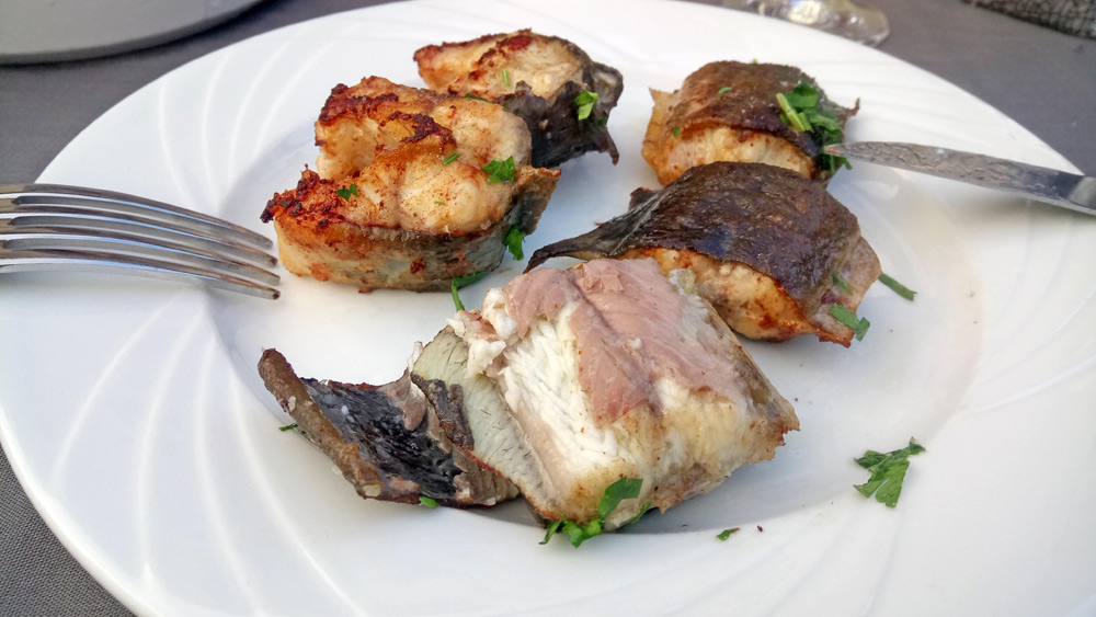 Les tronçons d'anguille cuisinées
