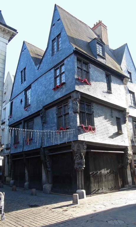 Maison à l'angle de la rue du Change et de la rue de la Monnaie, et ses poteaux sculptés