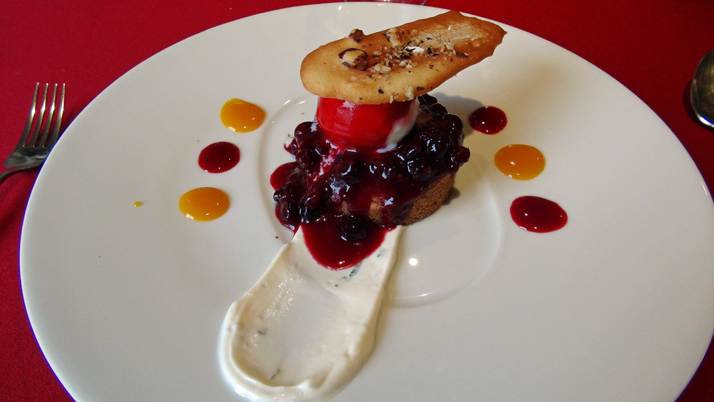 Biscuit breton servi tiède, compotée de fruits rouges, crème glacée à la faisselle