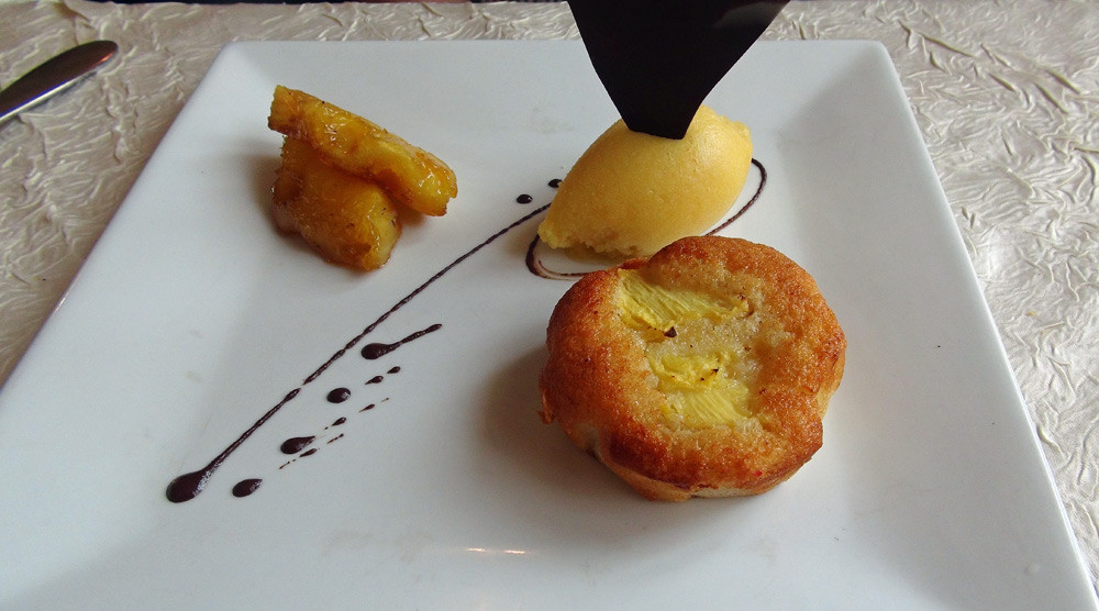 Financier à l'ananas au rhum & sorbet passion