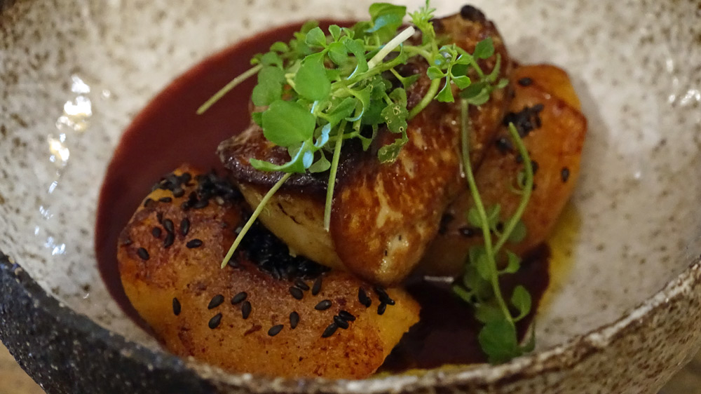 Foie gras de canard, graines de sésame noire, feuille de cardamine et sauce au pruneau