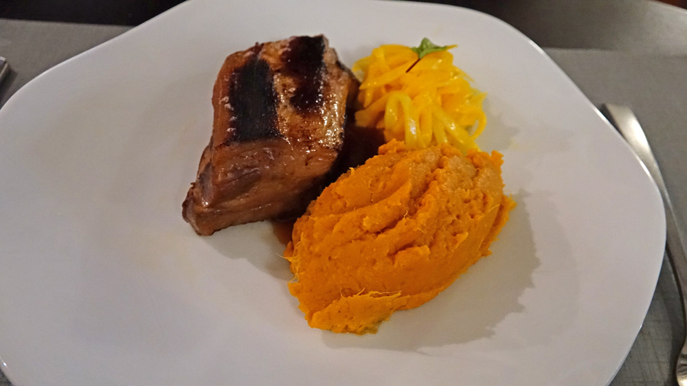 Travers de porc confit au miel, soja et ketchup, patates douces à l'huile de cacahuètes grillées et une salade (je dirais plutôt tagliatelles)  de mangue au citron vert