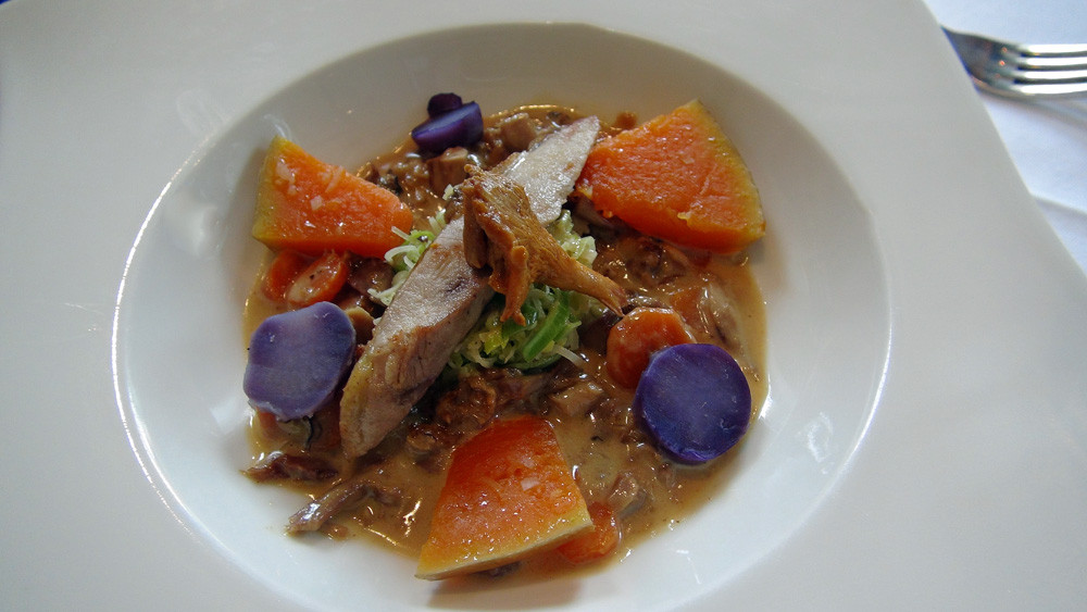 Cassolette tiède de faisan, sucrine du Berry, violettines et poireaux étuvés 