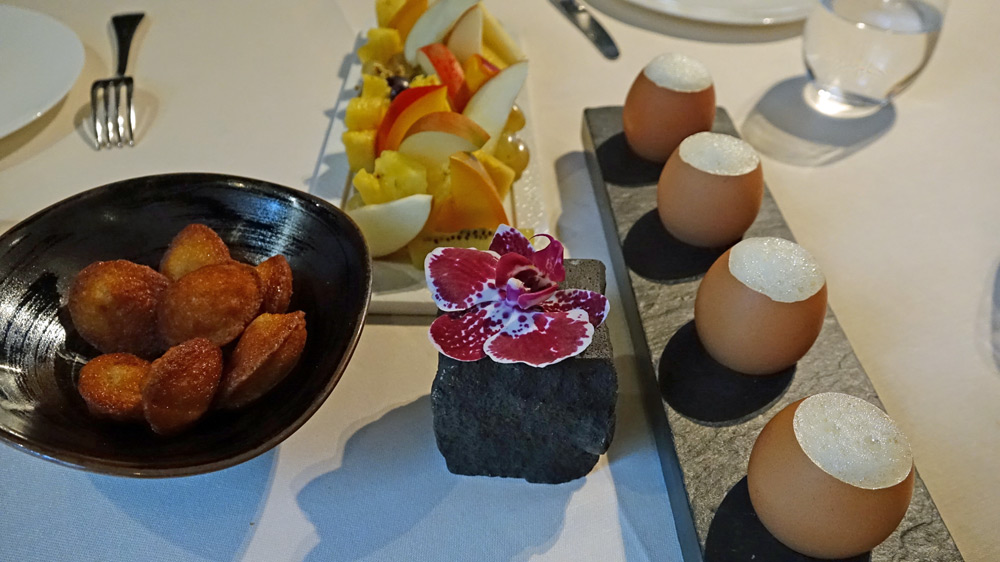 Madeleines au miel de châtaignier, Lait de poule au jasmin et Fruits frais