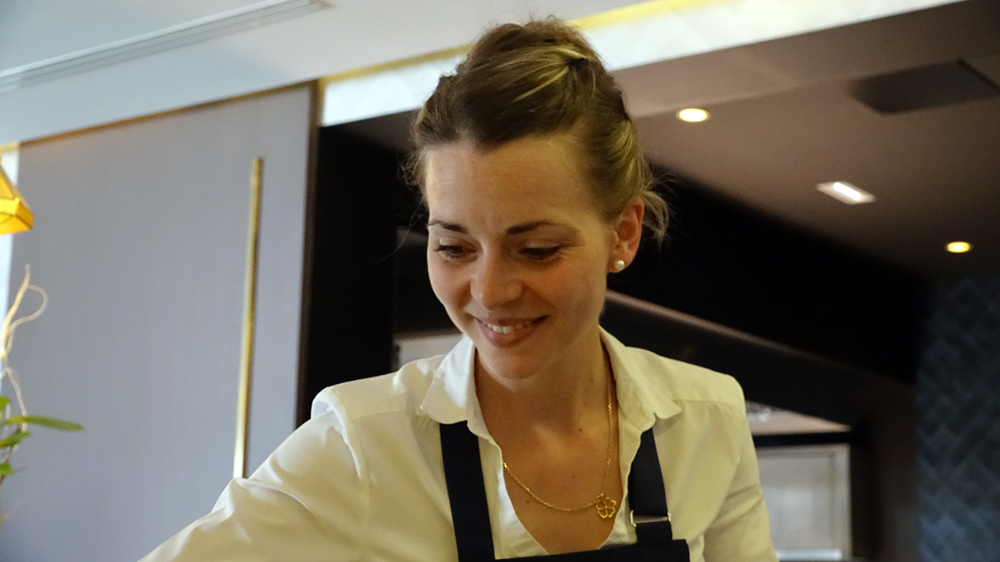 Elisa Bonnin, la Sommelière secondant Sébastien