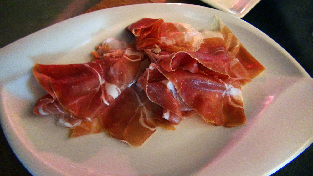 Pour patienter, assiette de jambon cru "noir de Bigorre"