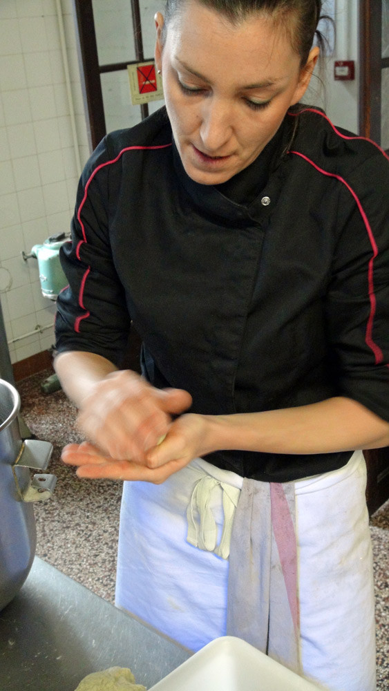 Façonnage de boules de pâte à pizzas