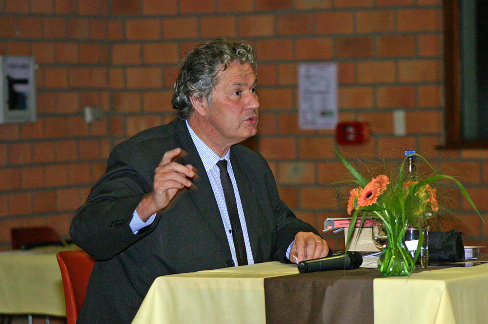 Philippe Olivier lors d'un dîner-débat et séance de dédicace à Bergues - 1er octobre 2010