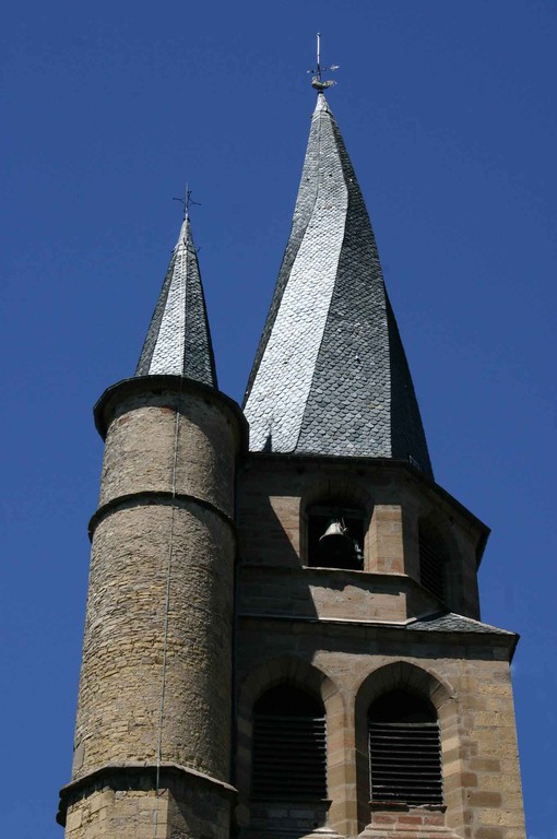 Saint-Côme d'Olt. Eglise et son clocher tors