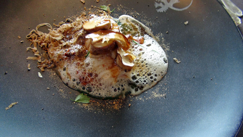 Nouilles de céleri rave, champignons du massif et jus à l’huile de truffe 