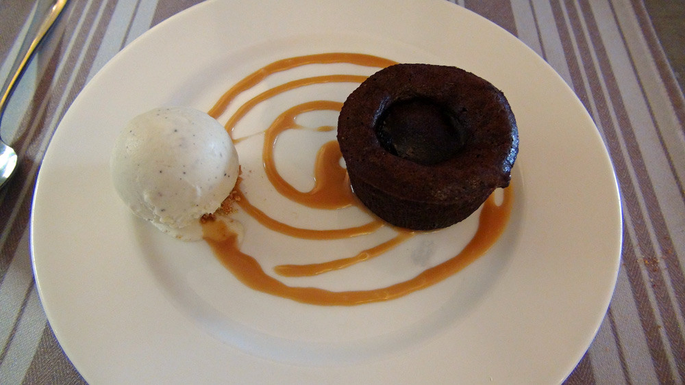 Moelleux au chocolat et glace vanille et caramel au beurre salé