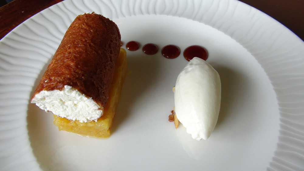 L’ananas en salpicon, tube craquant au rhum blanc et sorbet coco
