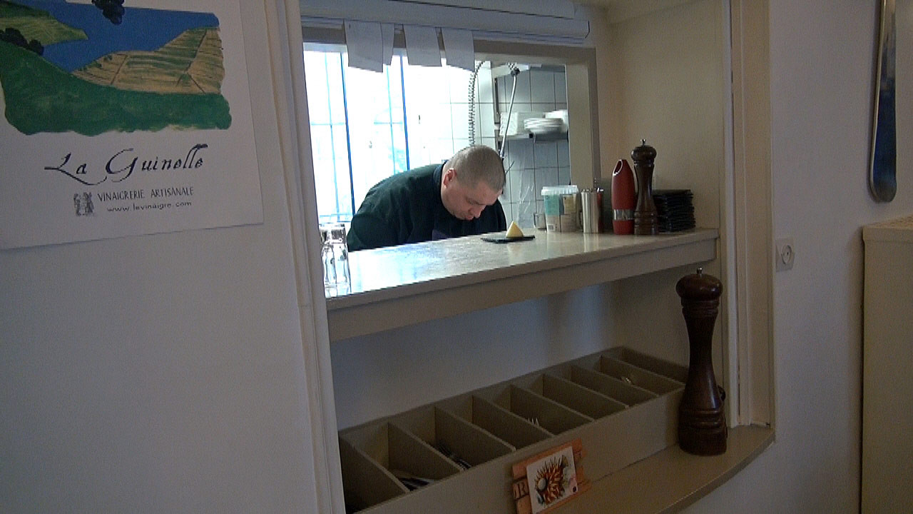 Le chef, Hervé Chardonneau, en plein travail