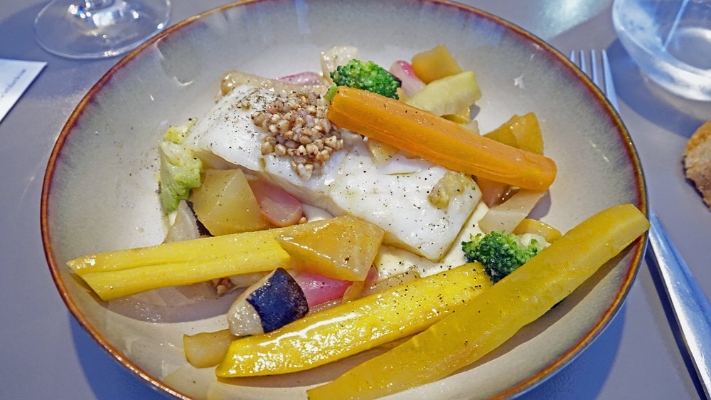 Lieu jaune, mousseline de charlottes fumées, kasha (et une multitude de légumes)