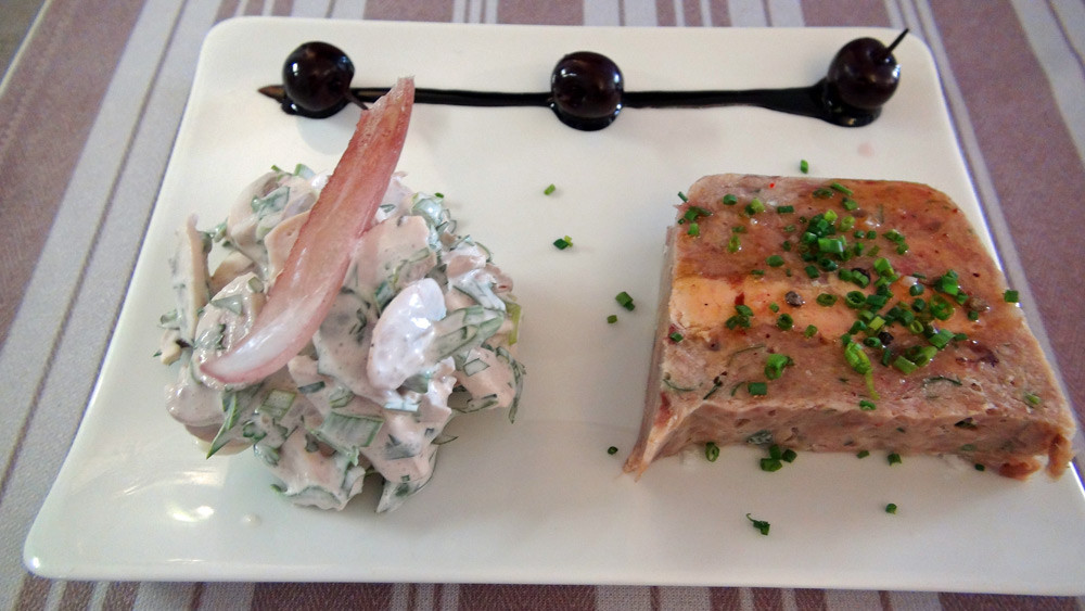 Pressé de queue de veau et foie gras de canard, salade de champignons de Paris