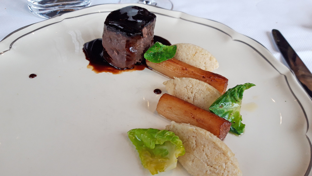 Biche farcie, semoule de chou-fleur, salsifis rôtis, jus réduit