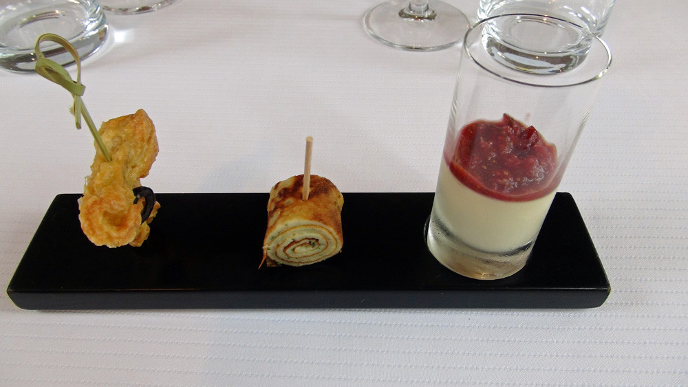 Amuse-bouche :Echaudin au fromage de Rodez - Pascade aux herbes - Crémeux de foie gras & figue 