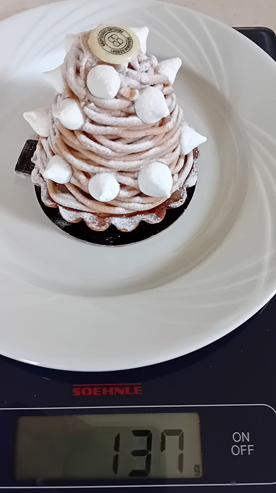 Mont-Blanc : Tartelette sablée, rhum, chantilly légère, morceaux de marrons, crème de marrons, meringue croquante