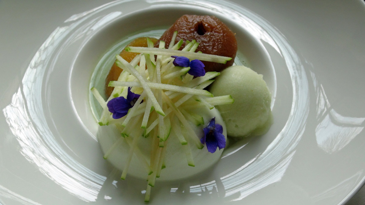 Sablé breton & pomme tapée au tilleul, émulsion pomme verte