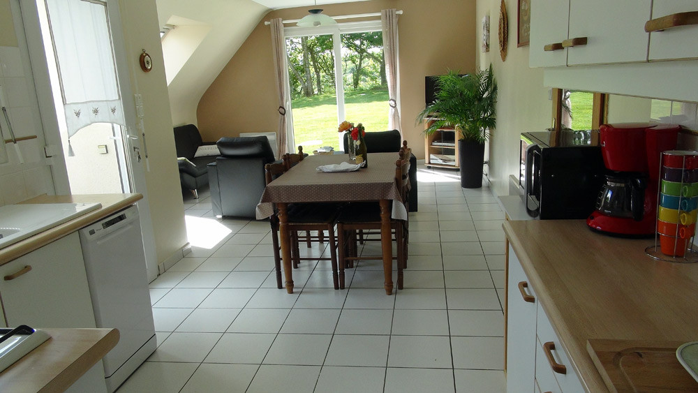La cuisine et la salle à manger et ses nouveaux fauteuils