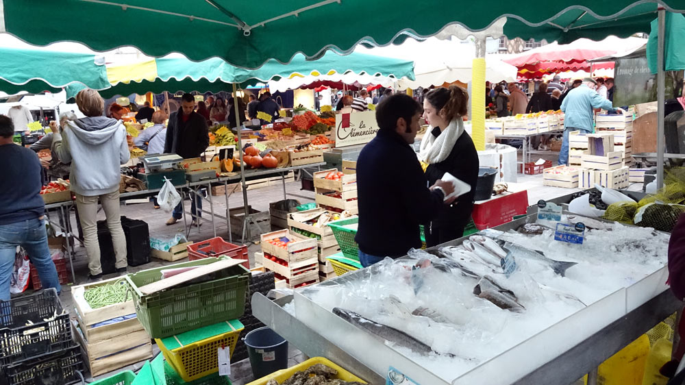 Raymond Kadem sur le marché du samedi matin à  Saumur