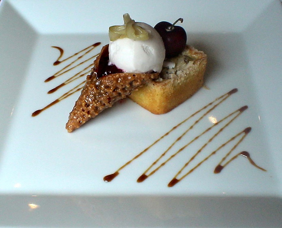 Clafoutis à la rhubarbe, cornet fourré de cerises confites et lait glacé à l'infusion de fruits rouges