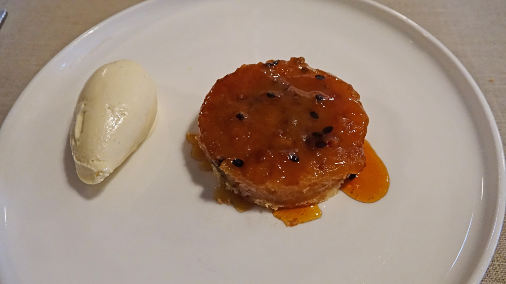 Tartelette Tatin aux fruits de la passion, crème glacée à la vanille