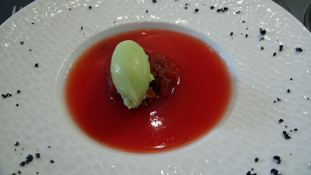 Déclinaison autour de la tomate : gaspacho, tartare et sorbet basilic