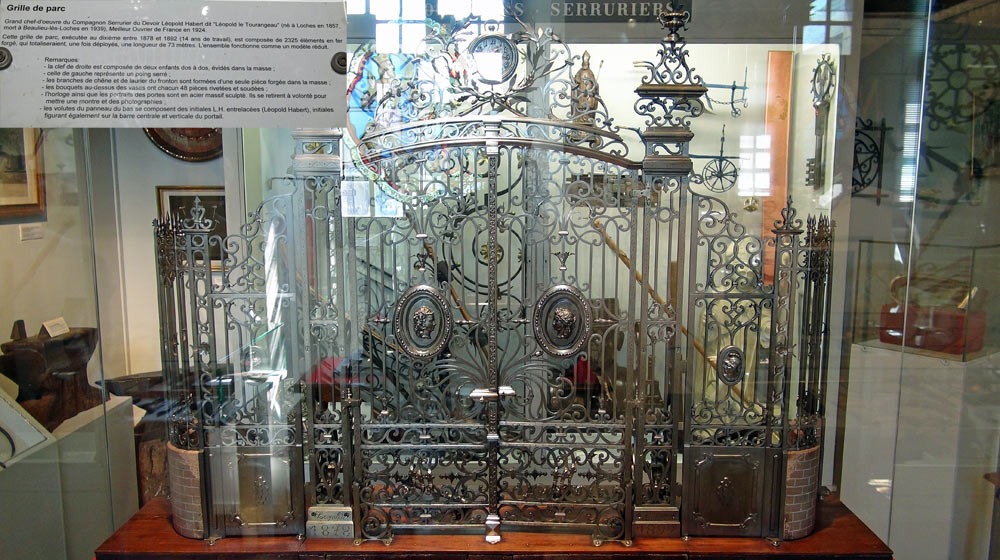 Chef-d'œuvre du Compagnon Habert, dit "Léopold le Tourangeau". Grille de parc exécutée au dixième, entre 1878 et 1892. 2325 pièces de fer forgé et étiré au marteau. Pièce pleine d'astuces et de prouesses techniques, inégalée à ce jour.