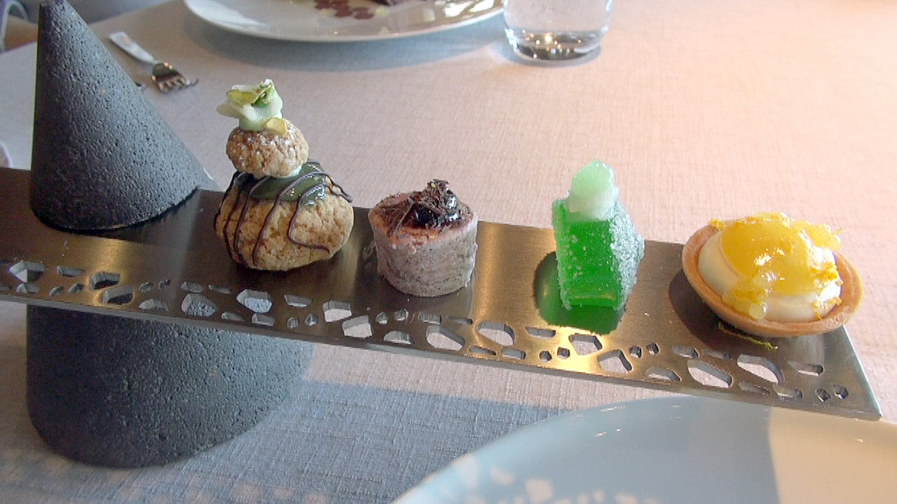 Tartelette à l'orange, Pâte de fruits de pomme verte, Guimauve façon forêt noire et Religieuse à la pistache