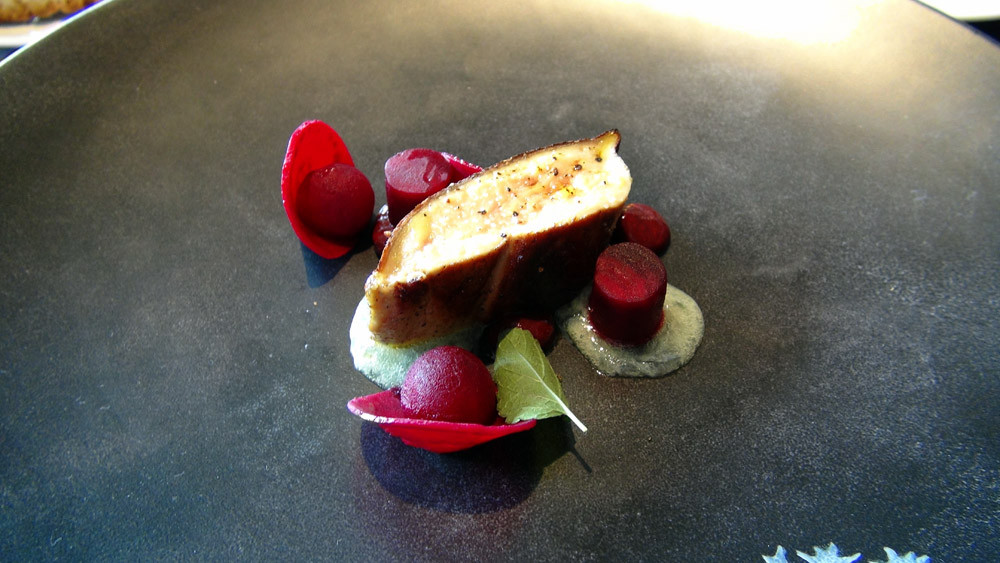 Foie gras de canard grillé, betterave cuite et crue