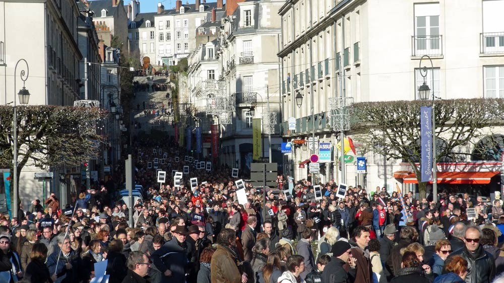 La rue Denis Papin, vu du Pont Jacques Gabriel
