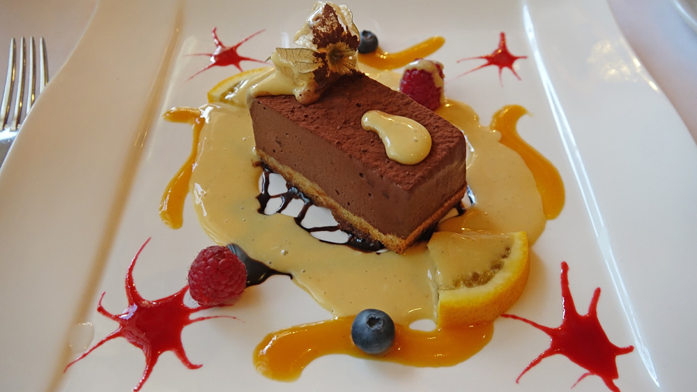Parfait au Chocolat Noir Extra (64 % de cacao), Sur Fond de Génoise Parfumée au Rhum, Saveur de Marmelade d'Oranges, Crème Anglaise aux Arômes Fruits de la Passion