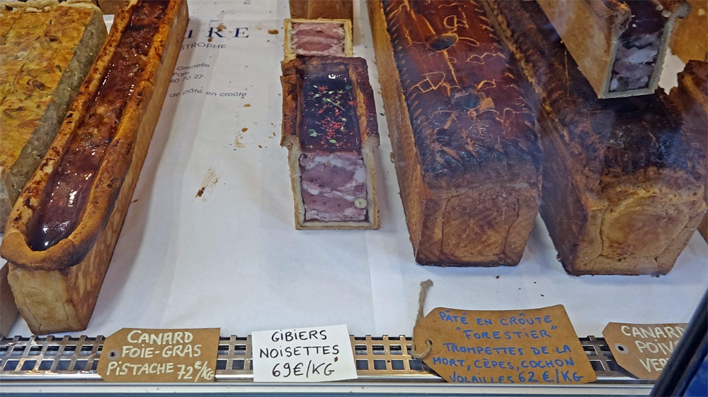 En vitrine (vue de l'extérieur)