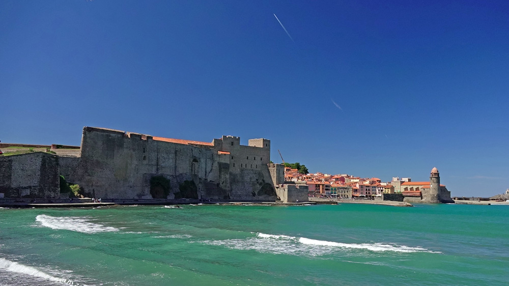 Vue depuis la plage sur le Château Royal et l'église Notre Dame des Anges