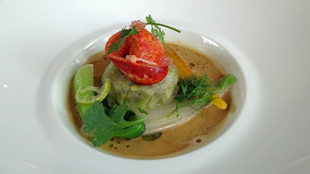 Chou farci de homard et champignons, bouillon de homard, huile aux feuilles d'agrume, carottes et navets